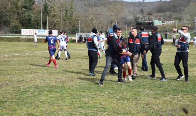 Yeşil saha boks ringine döndü: Tekme, yumruk ve küfürler havada uçuştu