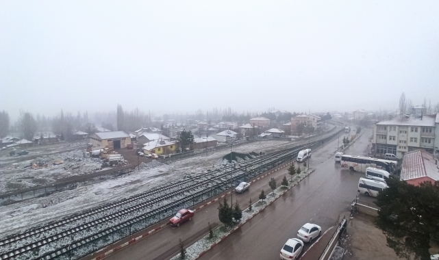 Yeşilyurt'ta kar etkili oluyor