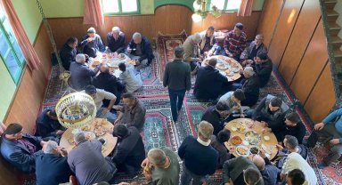 Yıllardır süren gelenek: Bayramlarda tüm yemekler camiye getiriliyor