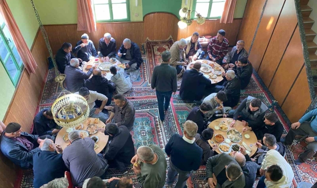 Yıllardır süren gelenek: Bayramlarda tüm yemekler camiye getiriliyor