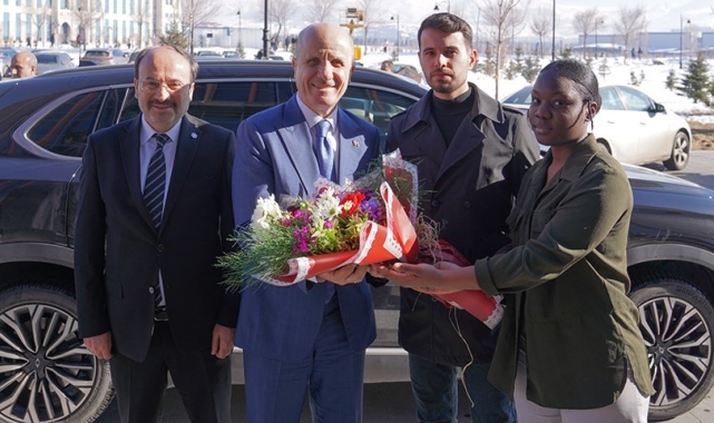 YÖK Başkanı ETÜ'lü öğrencilerle bir araya geldi