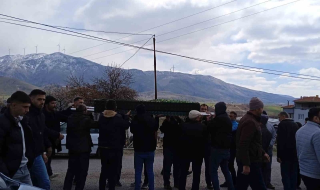 Yolculuğunun 30'uncu kilometresinde geçirdiği kazada ölen genç adam toprağa verildi
