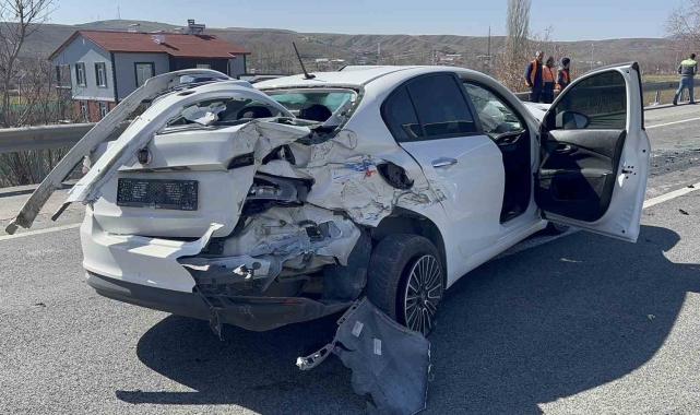 Yozgat'ta otomobiller kafa kafaya çarpıştı: 3'ü ağır 6 yaralı