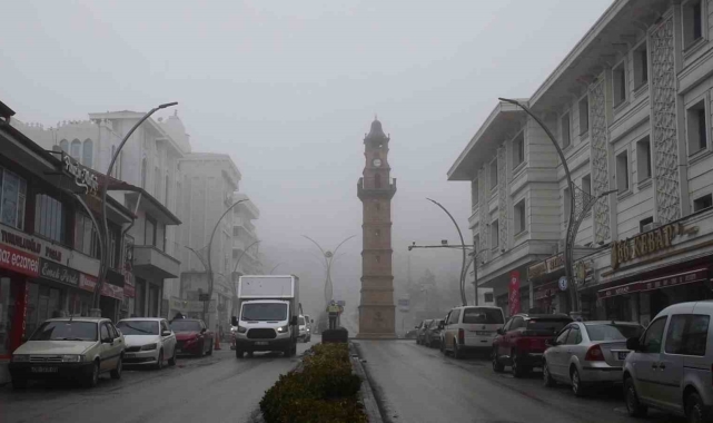 Yozgat'ta yoğun sis etkili oldu, görüş mesafesi düştü