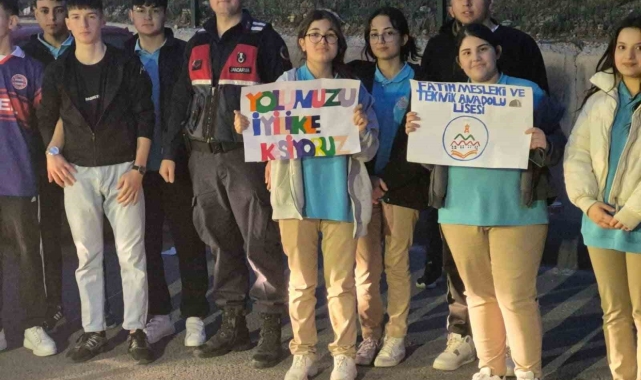 Yozgat'tan geçen yolculara liseli gençlerden iftarlık ikramı