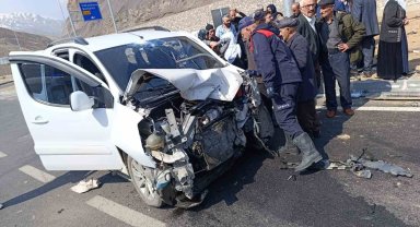 Yüksekova'da kamyonetler çarpıştı: 8 yaralı