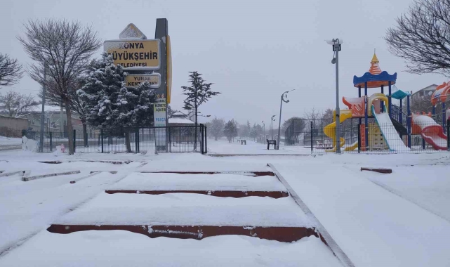 Yunak'ta kar yağışı etkili oldu