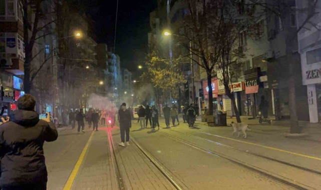 Yürüyüş sonrası olaysız dağılan gruptan ayrılıp trafiği engellediler