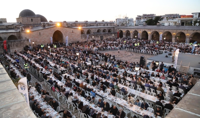 Yüzlerce kişi tarihi külliyedeki iftarda bir araya geldi