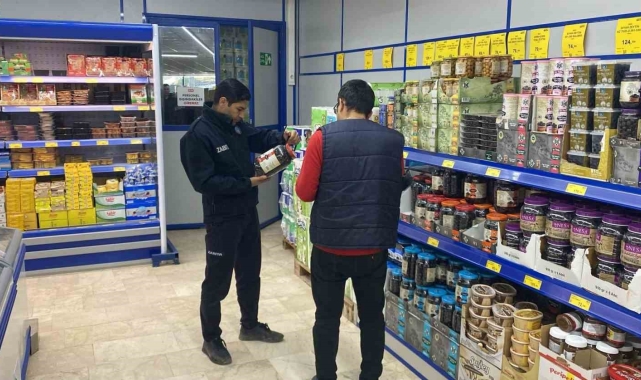 Zabıta ekipleri ürünleri tek tek kontrol etti