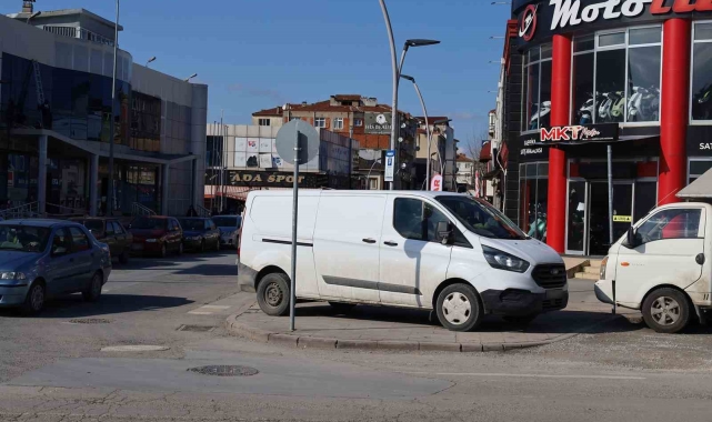 Zabıta ekipleri yaya yollarına park edilen araçlar için sahada