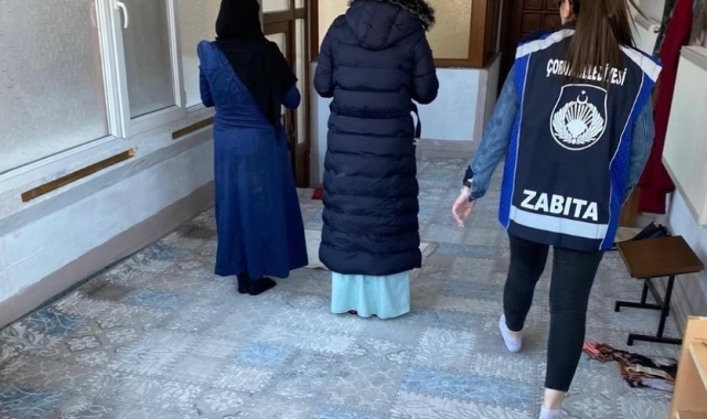 Zabıtayı gören dilenciler camiye kaçıp namaza durdu