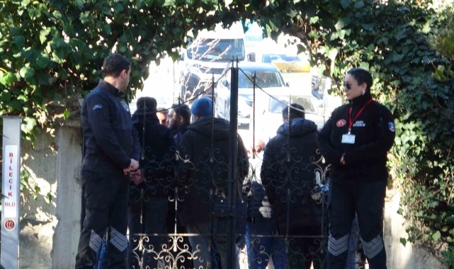 Zamların geri çekilmesine tepki gösteren minibüsçüleri belediye almamak için kapıya zincir vurdular