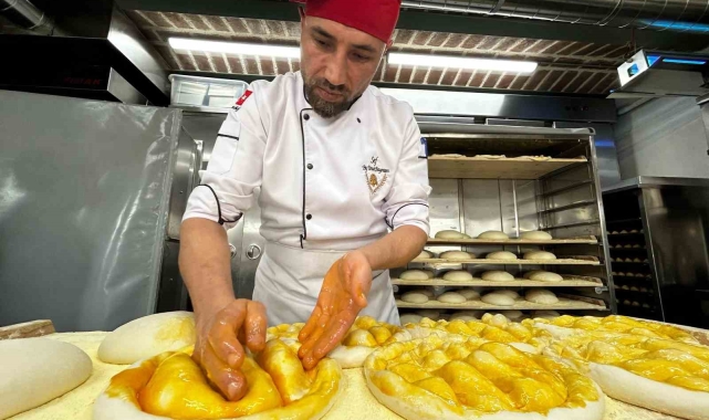 Zeytinburnu'nda 130 yıllık maya ile pişen pideler sofraları süslüyor