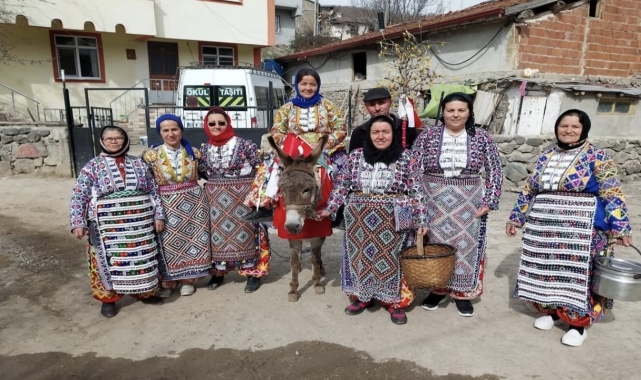 Zile'de geleneksel elbiseli kadınlar 8 Mart Dünya Kadınlar Günü'nü kutladı