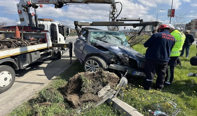 Zonguldak'ta aydınlatma direğine çarpan otomobilin sürücüsü yaralandı