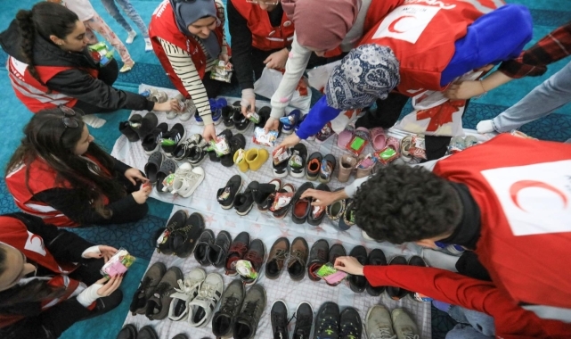 Zonguldak'ta Kızılay gönüllüleri sürpriz hediyeleriyle çocukların yüzünü güldürdü