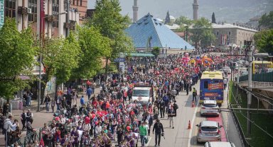 23 Nisan'da binlerce çocuk ellerinde bayraklarla yürüdü