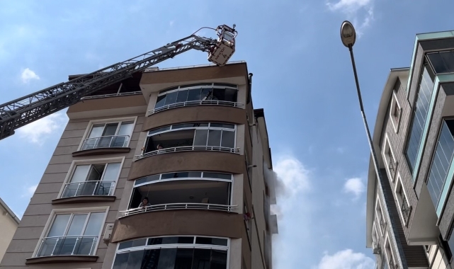 5 katlı binanın zemin katında çıkan yangın panik dolu anlar yaşattı
