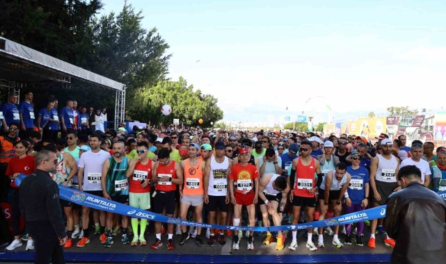 68 ülkeden 1800'ü yabancı,10 bin sporcu Runtalya'da koştu