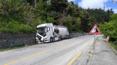 Kastamonu’da freni patlayan beton mikseri istinat duvarına çarptı: 2 yaralı