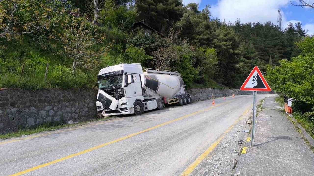 Kastamonu’da freni patlayan beton mikseri istinat duvarına çarptı: 2 yaralı