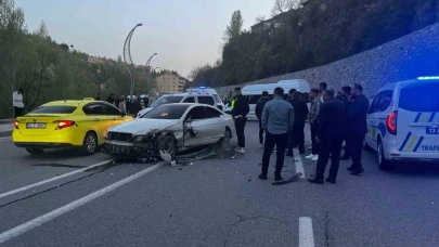 Bitlis’te otomobil ile minibüs kafa kafaya çarpıştı: 8 yaralı