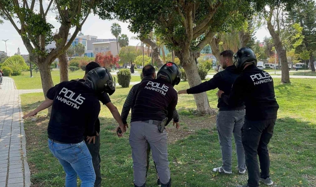 Adana'da park ve sokaklarda uyuşturucu içen 55 şahıs yakalandı