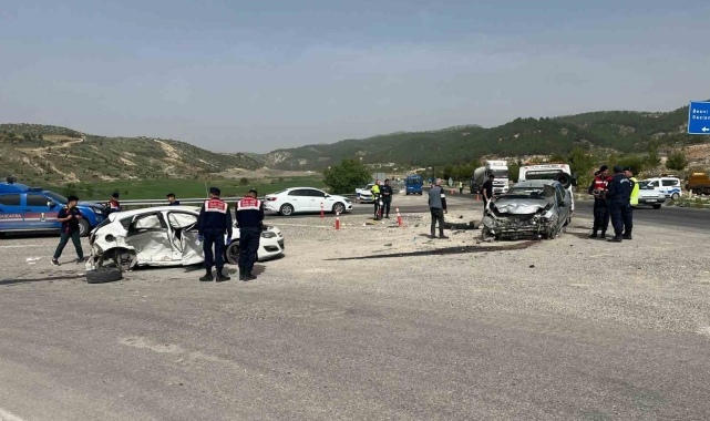 Adıyaman'da 2 otomobil çarpıştı: 8 yaralı