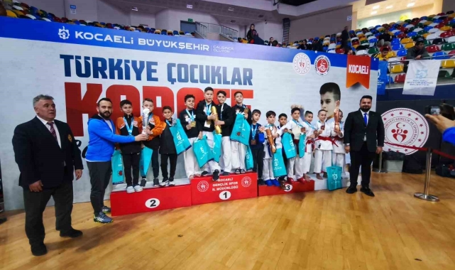 Afyonkarahisarlı minik karatecilerden büyük başarı