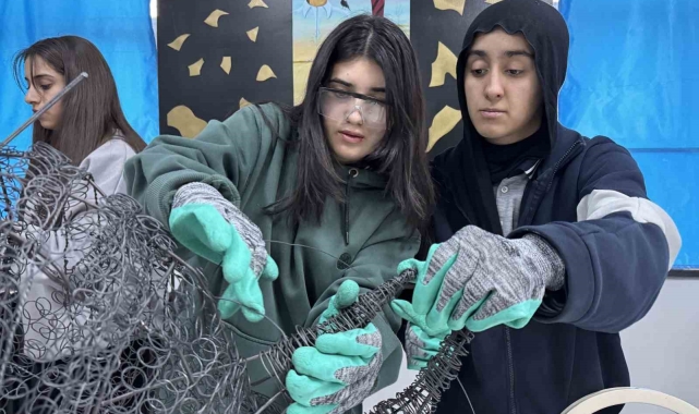 Ağrı'daki Erol Parlak Güzel Sanatlar Lisesi'nde geri dönüşümle sanat eserleri doğuyor