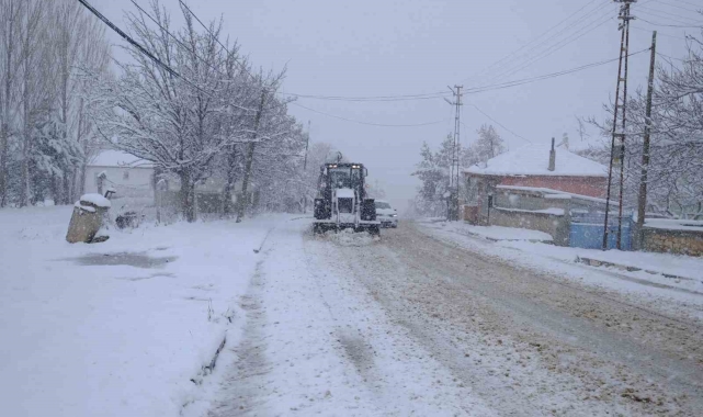 Akdağmadeni Belediyesi, baharda da kar mesaisine devam ediyor
