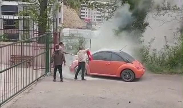 Alev alan otomobile ilk müdahaleyi okul müdürü yaptı