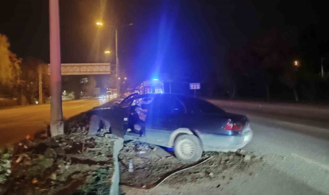 Alkollü sürücünün direksiyon hakimiyetini kaybettiği araç direğe çarparak durabildi