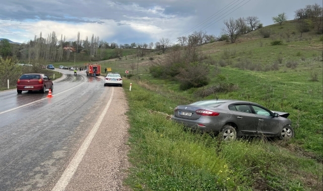 Amasya'da 2 otomobilin çarpıştığı kazada 3 kişi yaralandı