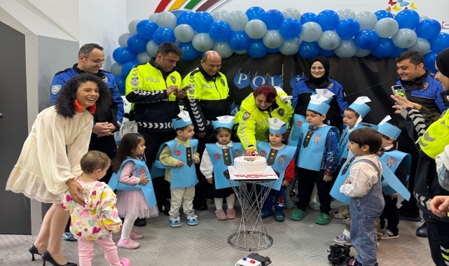 Amasya'da miniklerden polislere pastalı kutlama