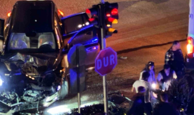 Ambulans ile cipin çarpıştığı ve 9 kişinin yaralandığı kaza anı kamerada