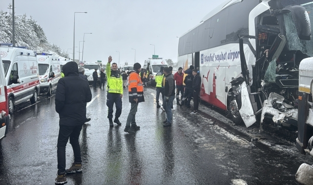 Anadolu Otoyolu'nun Bolu Dağı geçişinde zincirleme kaza nedeniyle yol ulaşıma kapandı