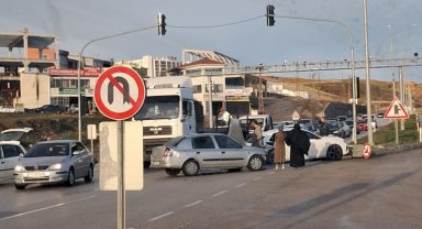 Ankara'da iki otomobil kafa kafaya çarpıştı