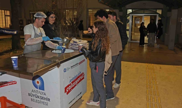 Antalya Büyükşehir Belediyesi'nden öğrencilere sıcak çorba ikramı