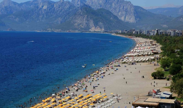 Antalya'da bayram tatiline yağmur engeli