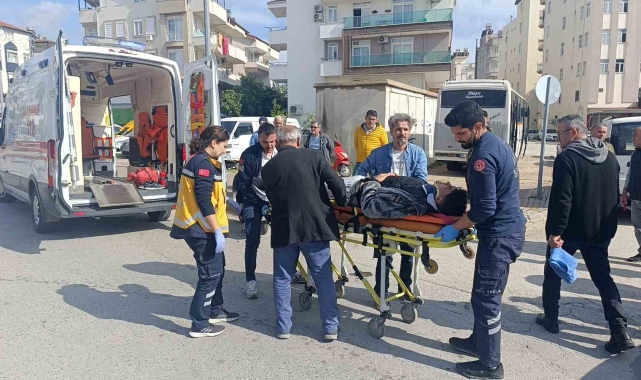 Antalya'da hafif ticari araç motosikletle çarpıştı: 2 yaralı