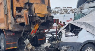 Ardahan'da trafik kazası: 1 ölü, 2 yaralı