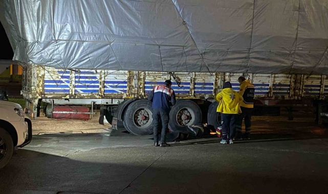 Arızalanan tırı tamir etmek için altına girdi, lastiğin altında kalarak can verdi