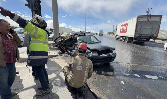 Arnavutköy'de ilginç kaza: Kendisine yeşil yandığını düşünen sürücü yola atladı, 2 yaralı