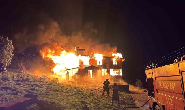 Artvin'de çıkan yangından ahşap ev kullanılamaz hale geldi