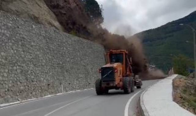 Artvin'de heyelan anı kameraya yansıdı: İş makinesi saniyelerle kurtuldu