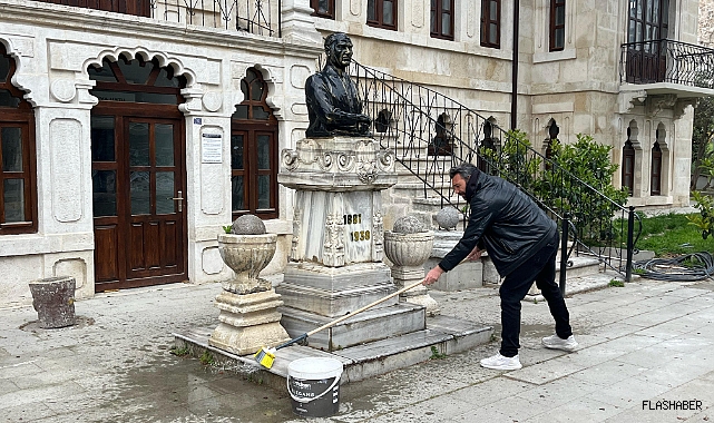 Atatürk büstleri temizlendi