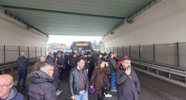 Avcılar'da metrobüs bozuldu, vatandaşlar yolda kaldı