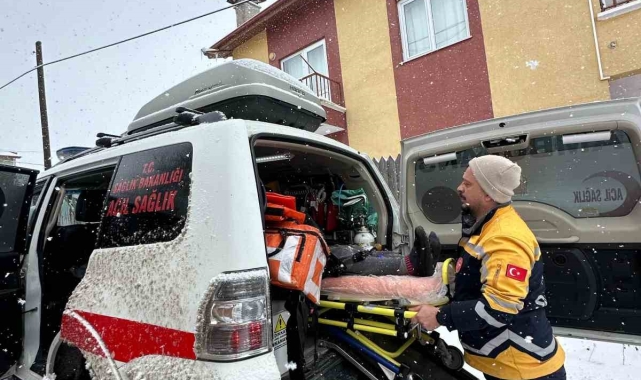 Ayağından yaralanan kadının yardımına paletli ambulans ile yetiştiler